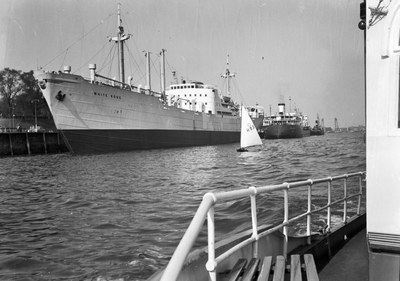 836392 Afbeelding van het schip White Rose in de haven van Rotterdam.